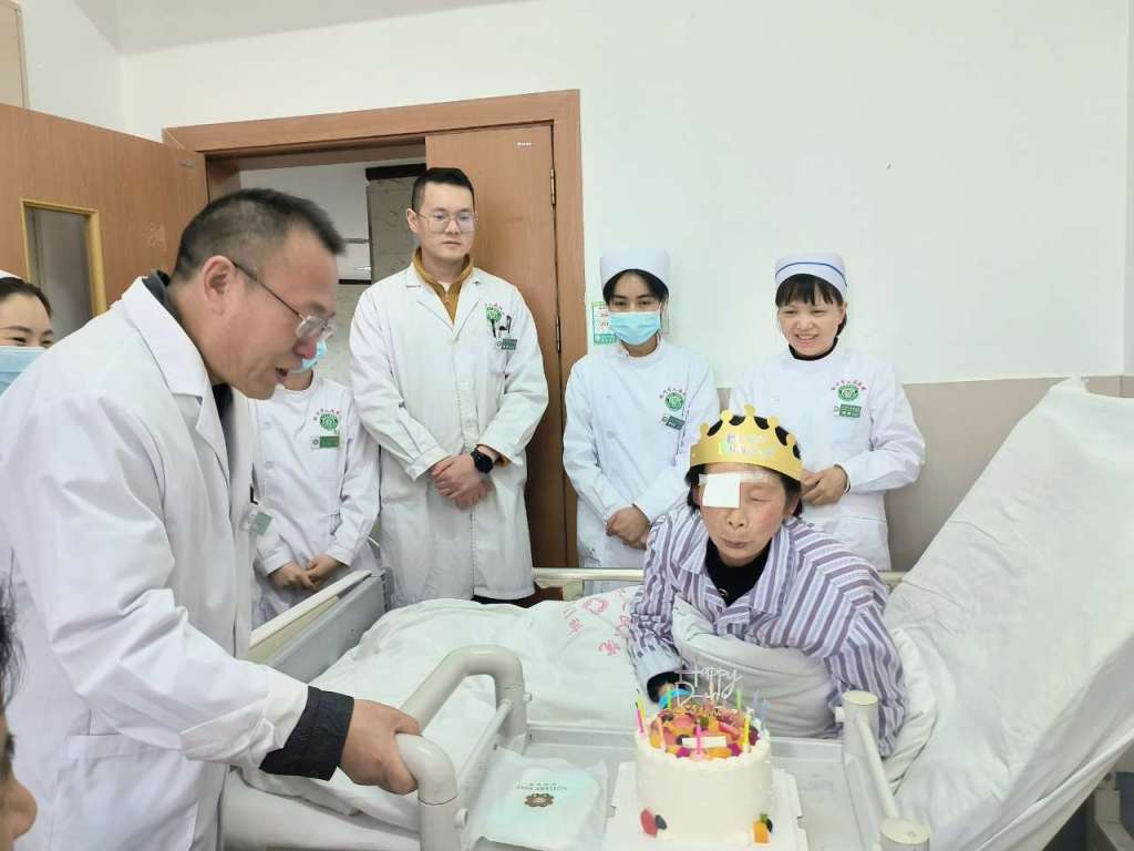 为患者庆生.jpg